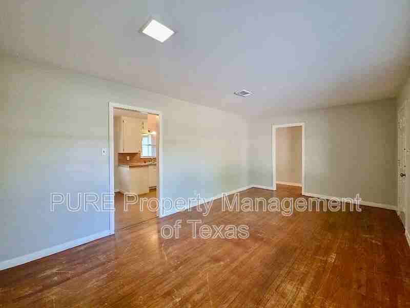 1408 Glencrest Dr - Photo 4 of 19