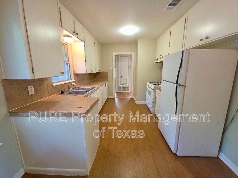 1408 Glencrest Dr - Photo 5 of 19