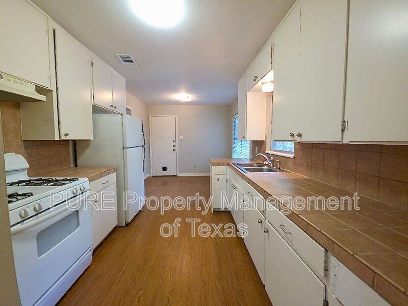 1408 Glencrest Dr - Photo 6 of 19