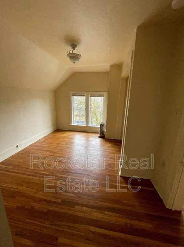 924 S Maple St - Photo 4 of 10