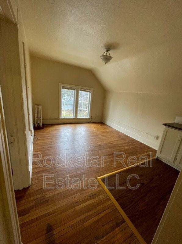 924 S Maple St - Photo 6 of 10