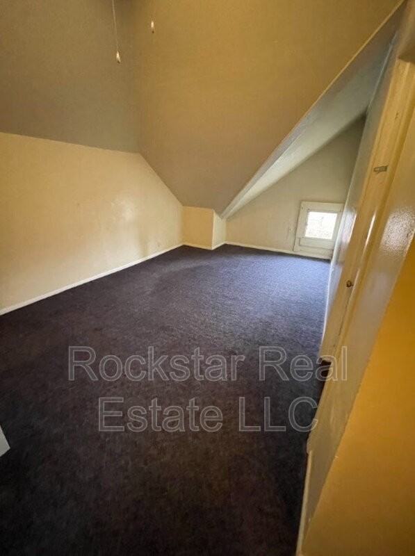 924 S Maple St - Photo 7 of 10