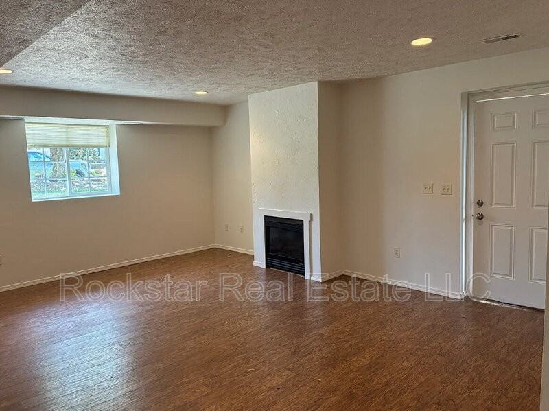 823 E Bismark Ave - Photo 2 of 6