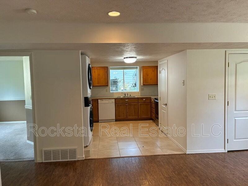 823 E Bismark Ave - Photo 3 of 6