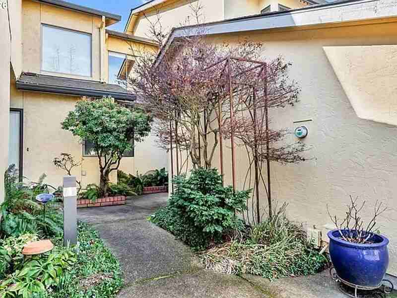 574 Wimbledon Ct - Photo 3 of 43