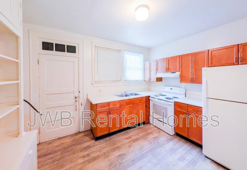 2309 College St - Photo 4 of 14