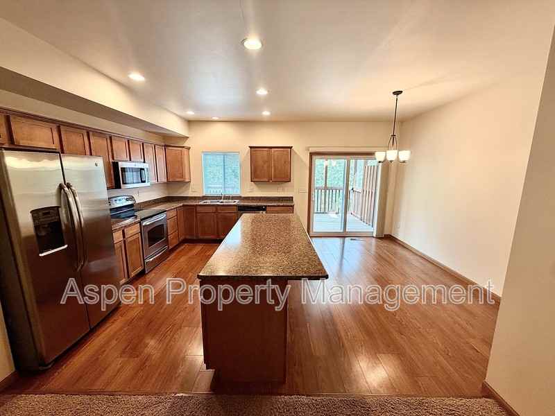 922 Ryan Ct - Photo 2 of 13