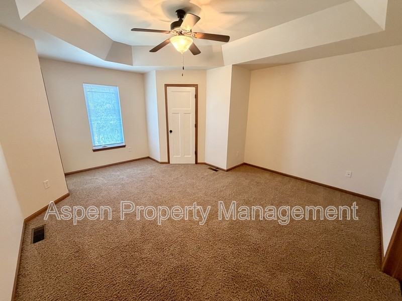 922 Ryan Ct - Photo 4 of 13