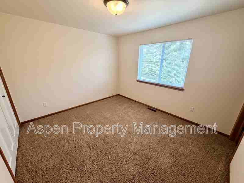 922 Ryan Ct - Photo 6 of 13