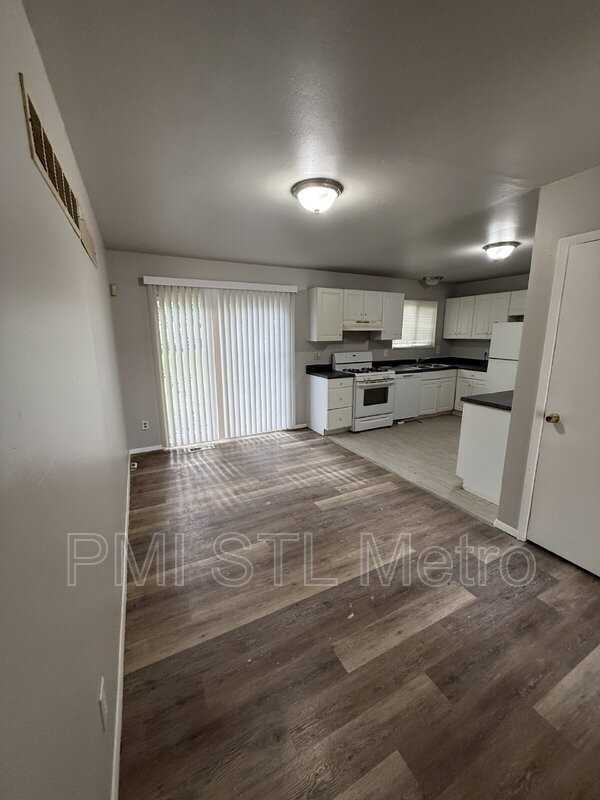 10435 Castle Dr - Photo 2 of 11