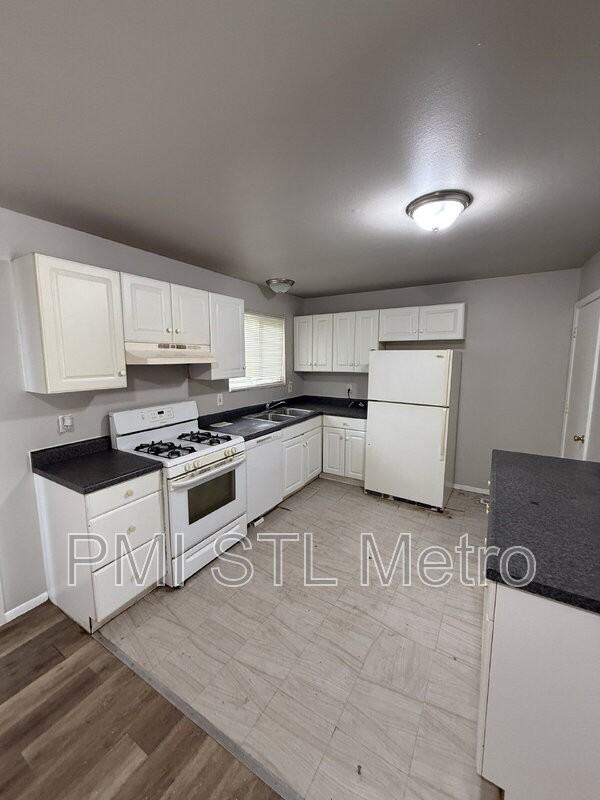 10435 Castle Dr - Photo 3 of 11