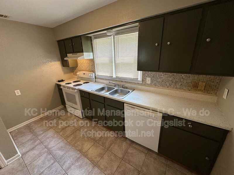 5903 E 149th St - Photo 3 of 27