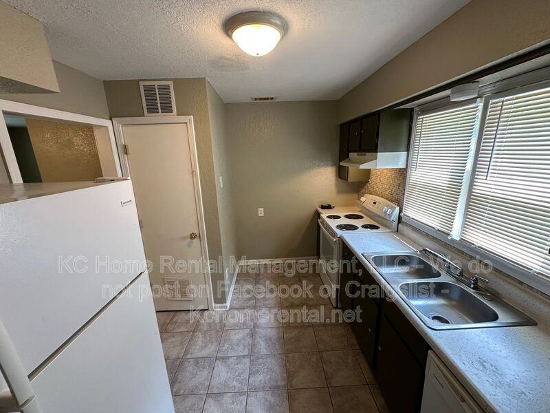5903 E 149th St - Photo 4 of 27