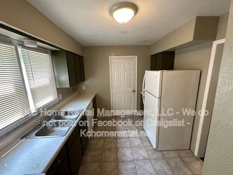 5903 E 149th St - Photo 5 of 27