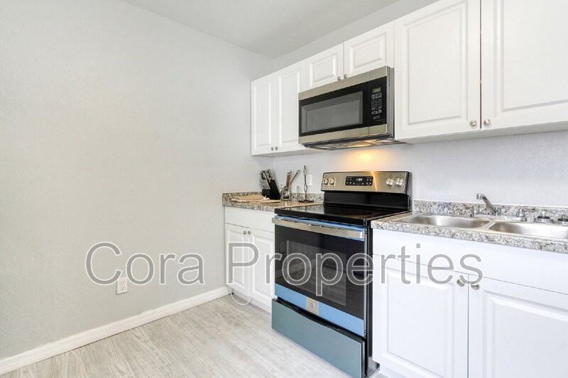 685 Sears Ave Ne #4 - Photo 4 of 50