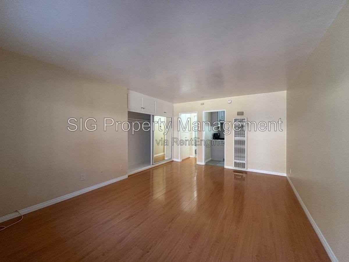 526 E Windsor Rd #4 - Photo 2 of 10