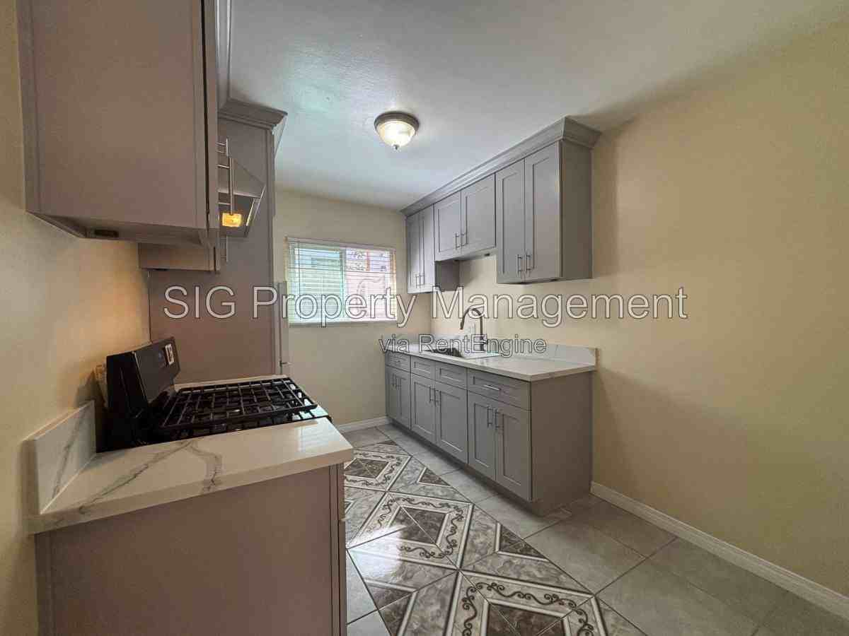 526 E Windsor Rd #4 - Photo 7 of 10