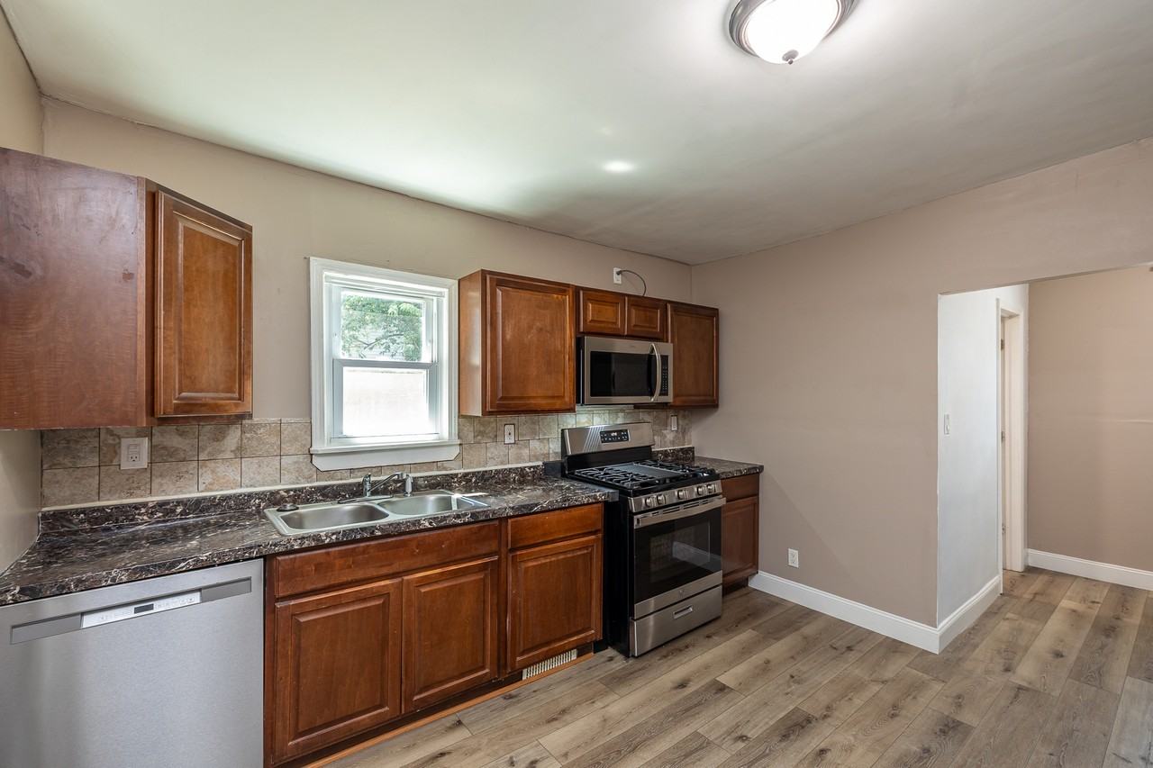 5811 Bridge Ave - Photo 3 of 18