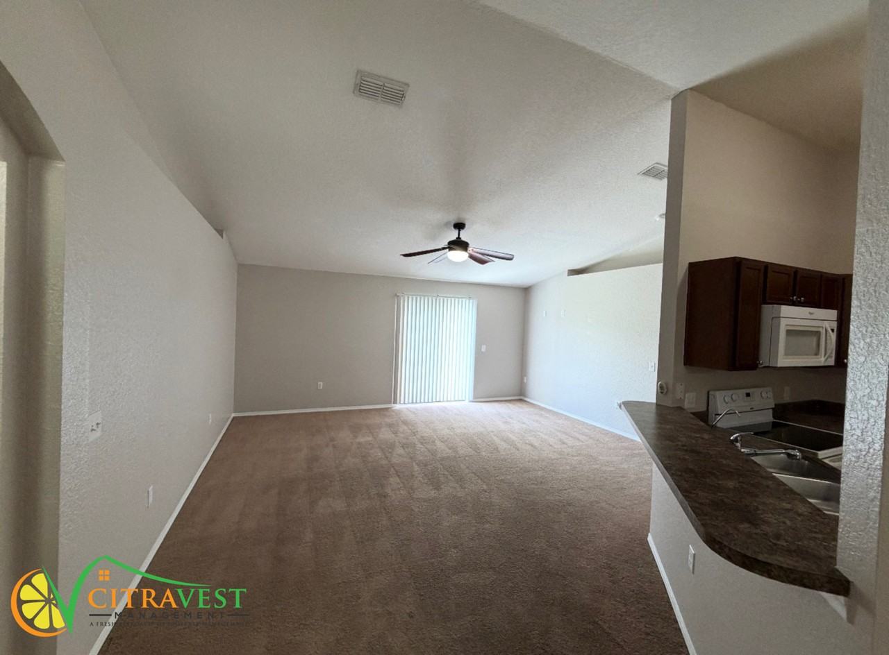 2160 Oakhurst Dr - Photo 2 of 8
