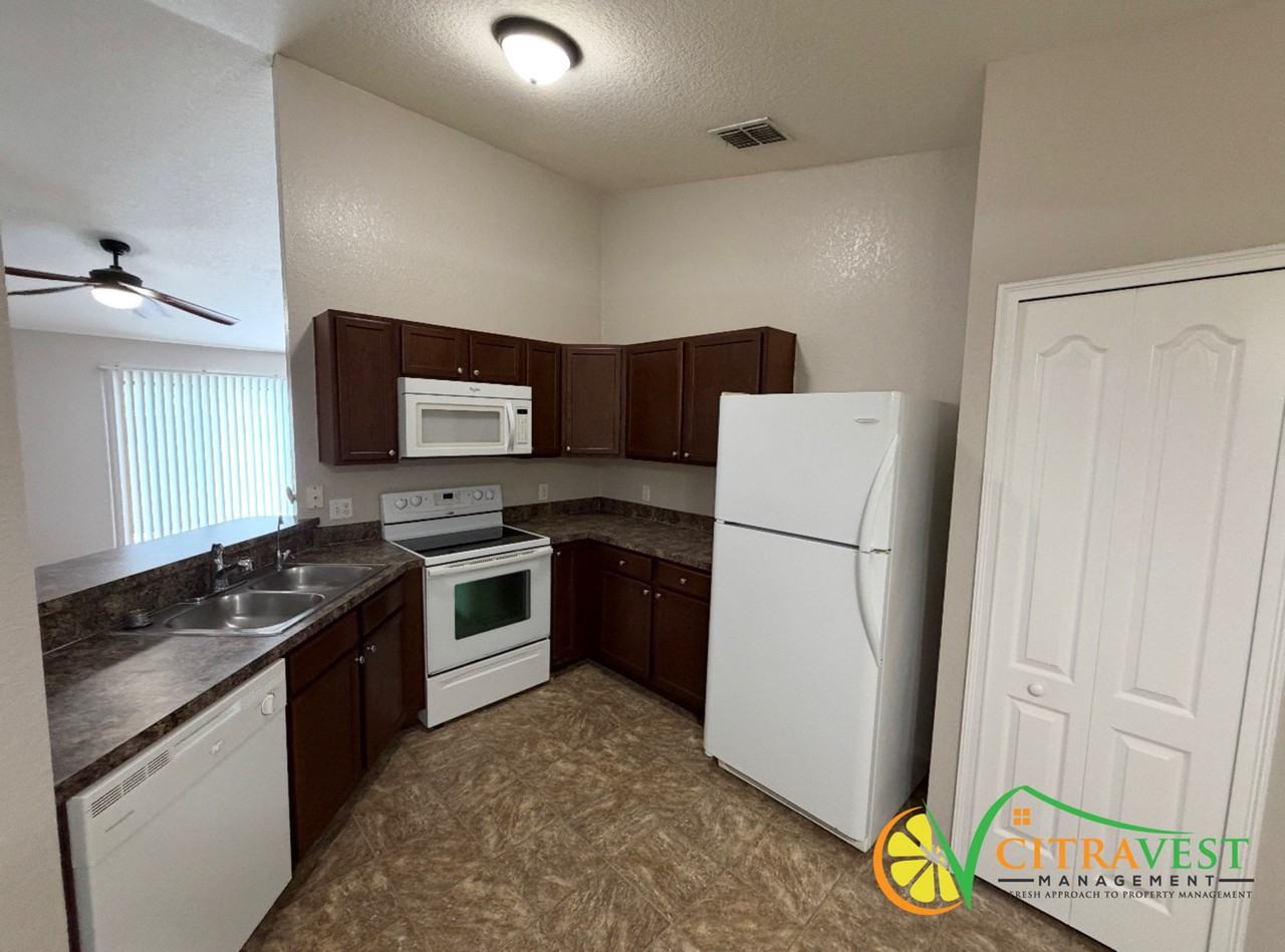 2160 Oakhurst Dr - Photo 3 of 8