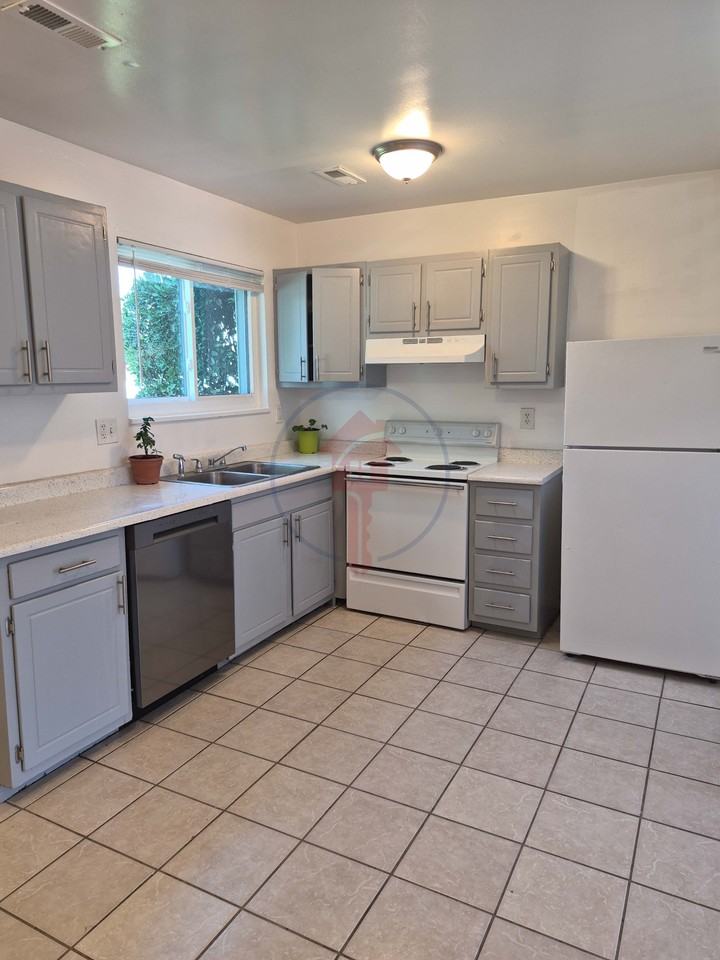 590-596 W Tiffany Town Dr - Photo 2 of 14