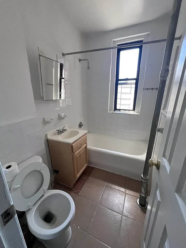 2487 Morris Ave - Photo 3 of 3