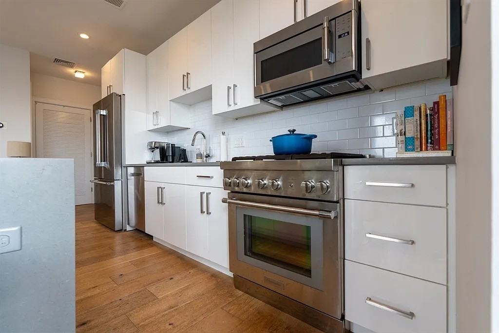 420 W Broadway - Photo 3 of 21