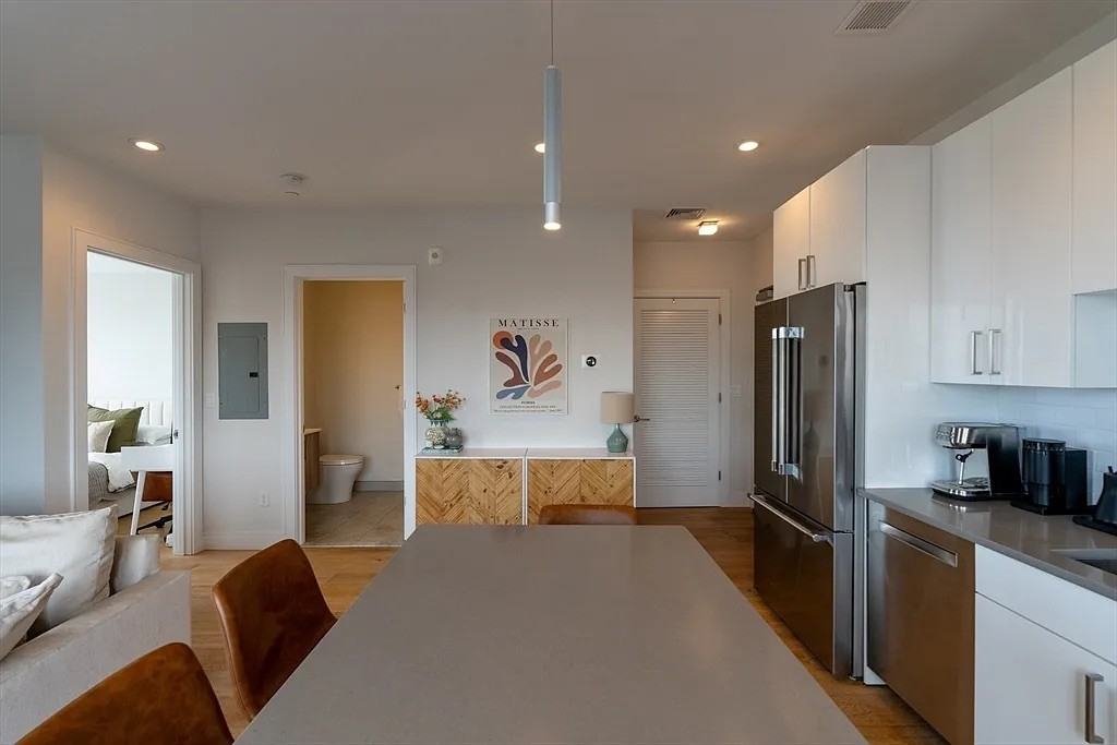 420 W Broadway - Photo 4 of 21