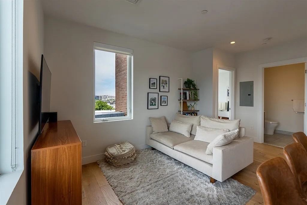 420 W Broadway - Photo 5 of 21