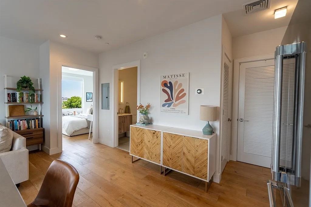 420 W Broadway - Photo 6 of 21