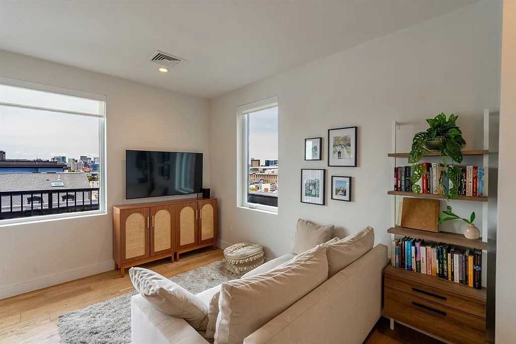 420 W Broadway - Photo 7 of 21