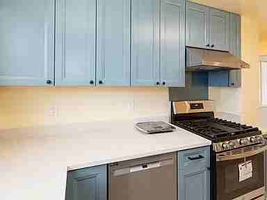 446 Niantic Ave - Photo 5 of 18