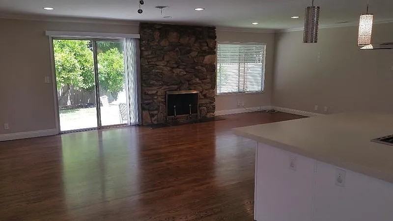 1300 Londonderry St - Photo 2 of 6