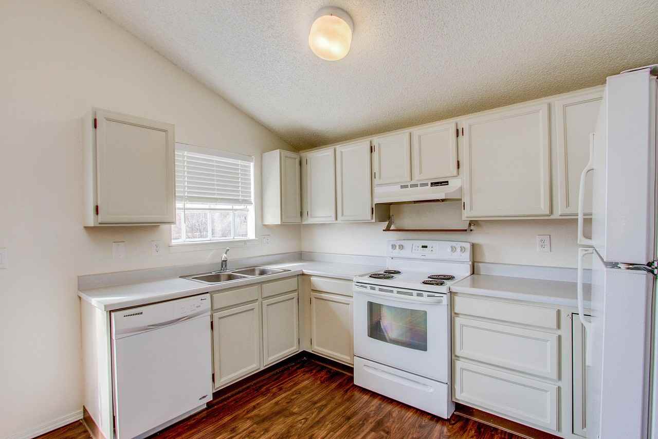 3380 Beechwood Ct - Photo 4 of 31
