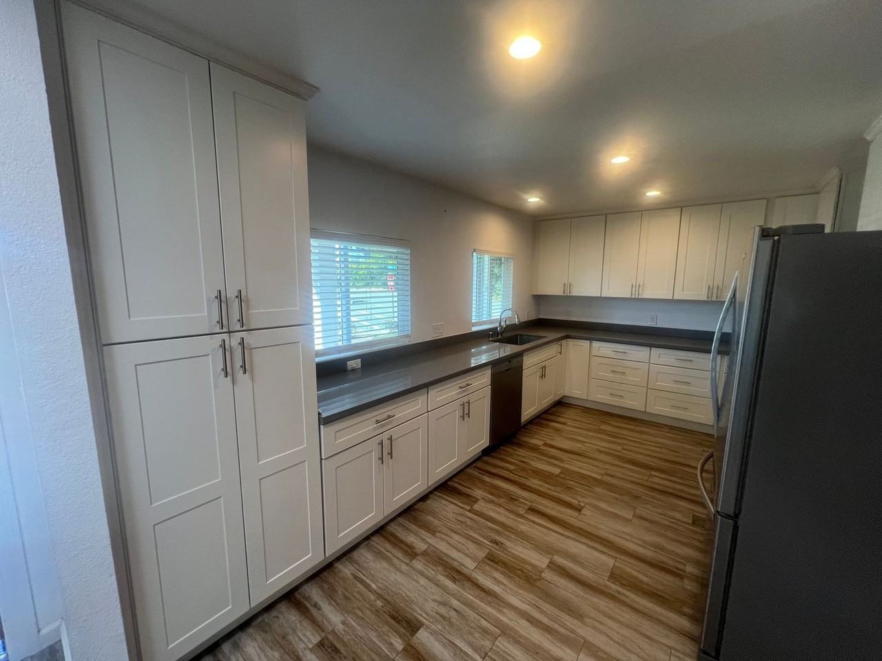 880 San Mateo Ct - Photo 3 of 15