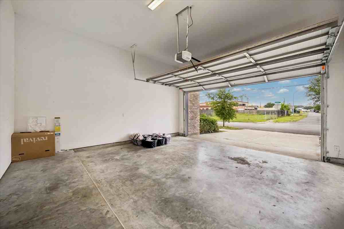 826 Nadine St - Photo 4 of 21