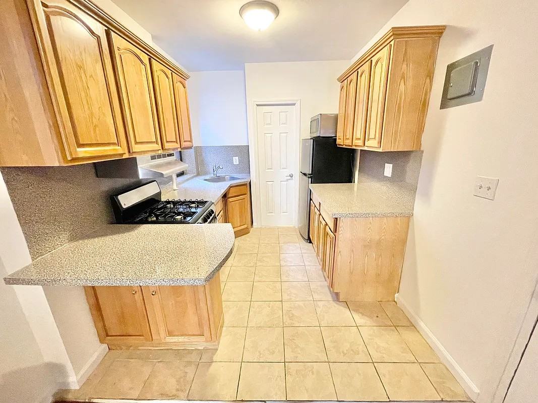 342 E 65th St - Photo 2 of 7