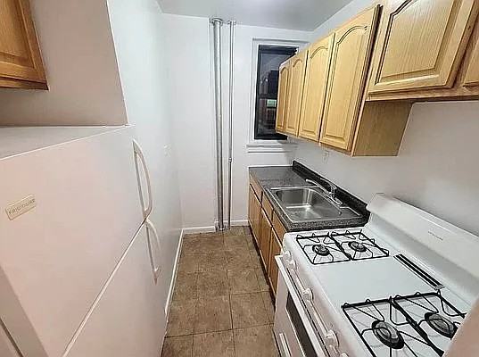 2201 Jerome Ave - Photo 4 of 6