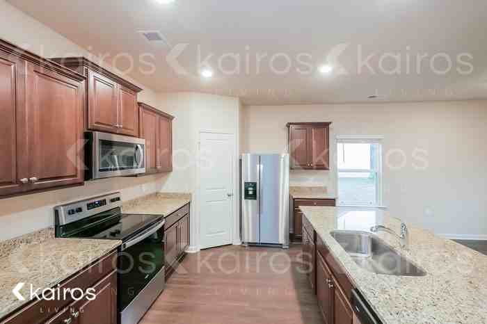 1044 Pilgrim Ln - Photo 2 of 5