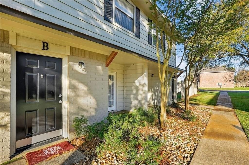1400 Summit St #B - Photo 2 of 27