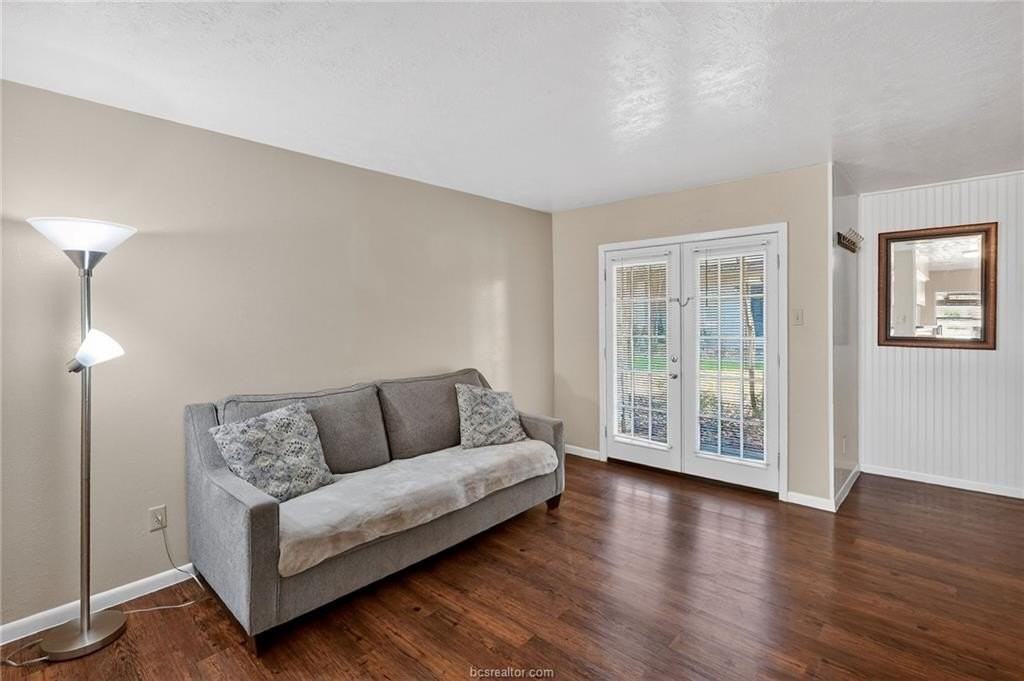 1400 Summit St #B - Photo 3 of 27