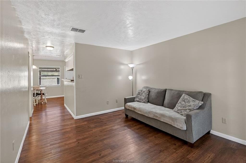 1400 Summit St #B - Photo 4 of 27