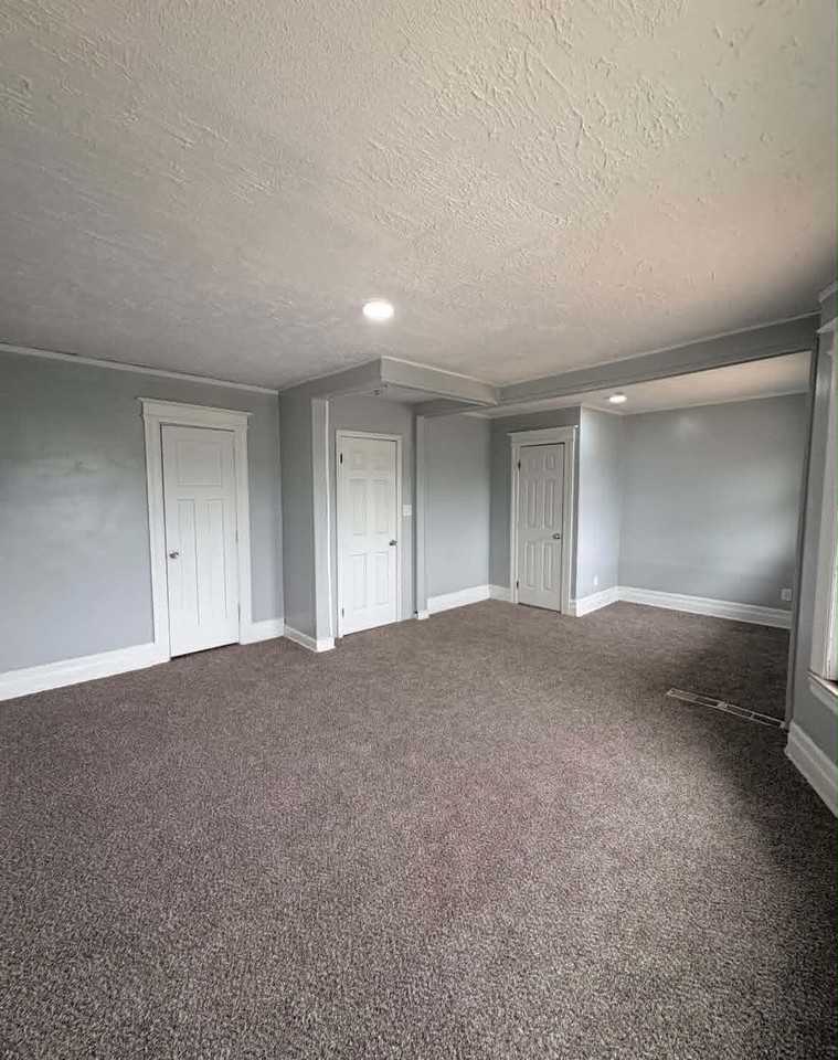 668 Pingree St - Photo 4 of 13