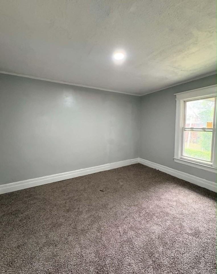 668 Pingree St - Photo 5 of 13
