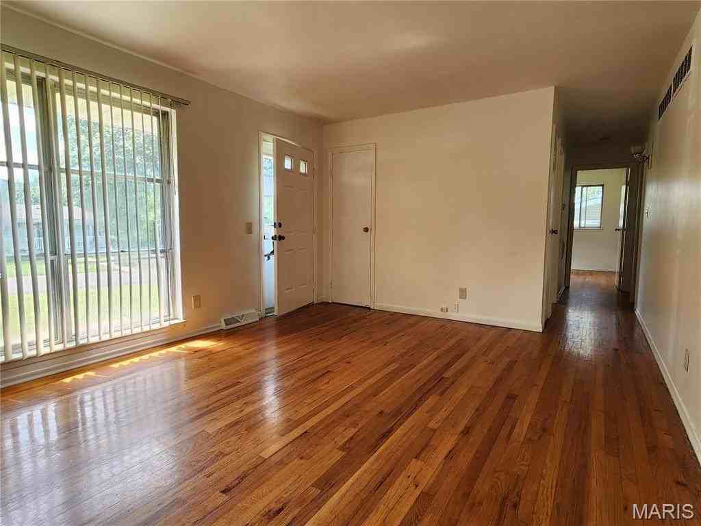 702 Vendome Ln - Photo 5 of 17