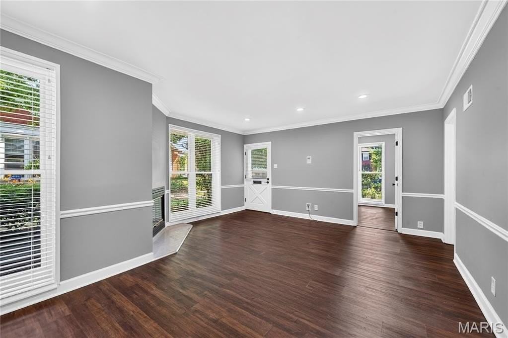 725 Berick Dr - Photo 4 of 37