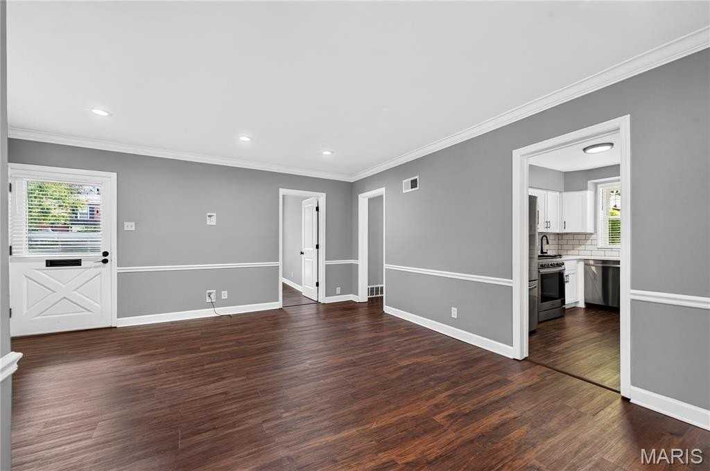 725 Berick Dr - Photo 5 of 37