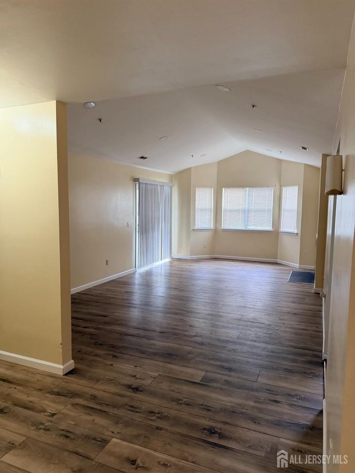 343 Ventnor Ct - Photo 3 of 24