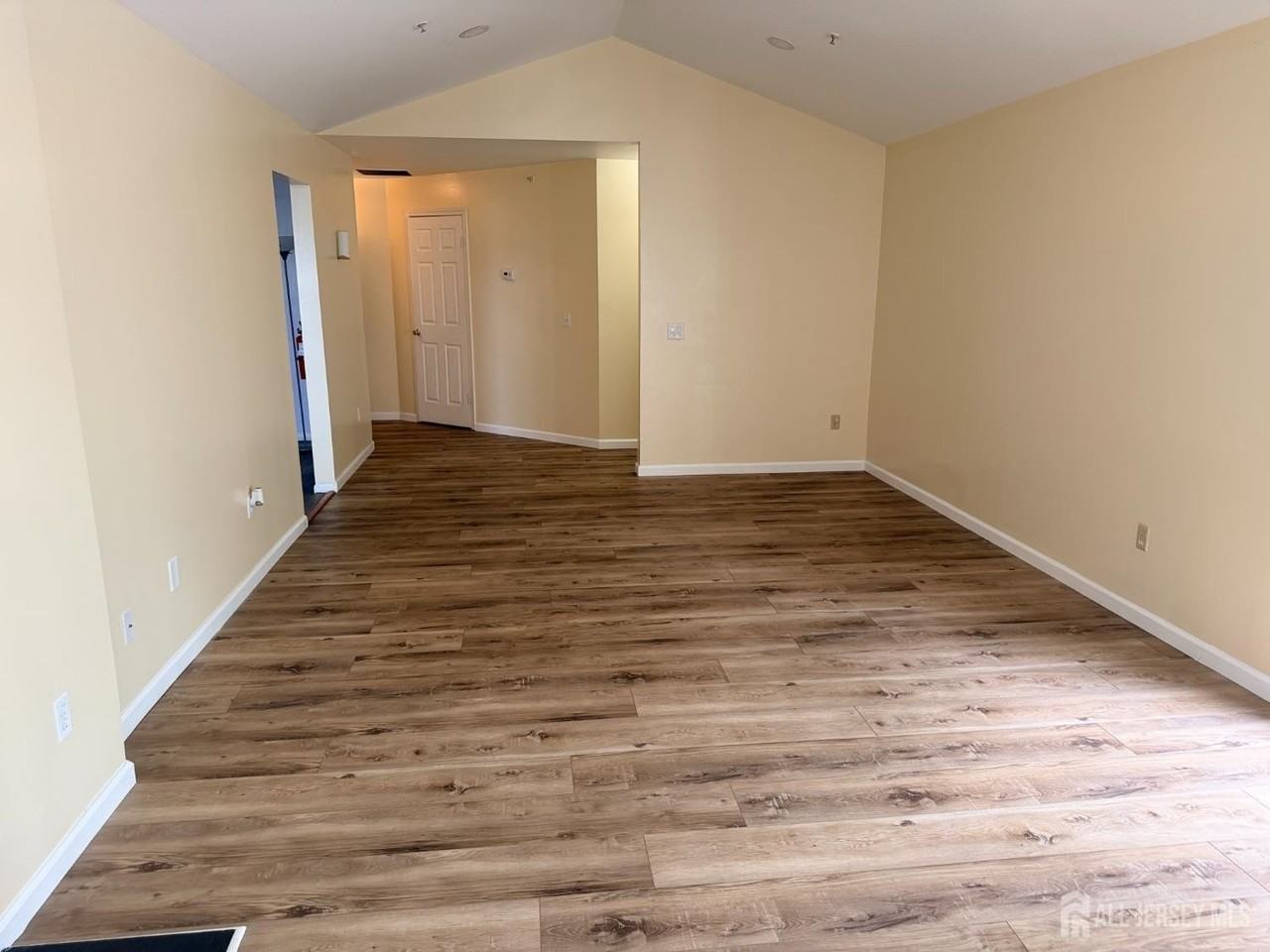343 Ventnor Ct - Photo 4 of 24
