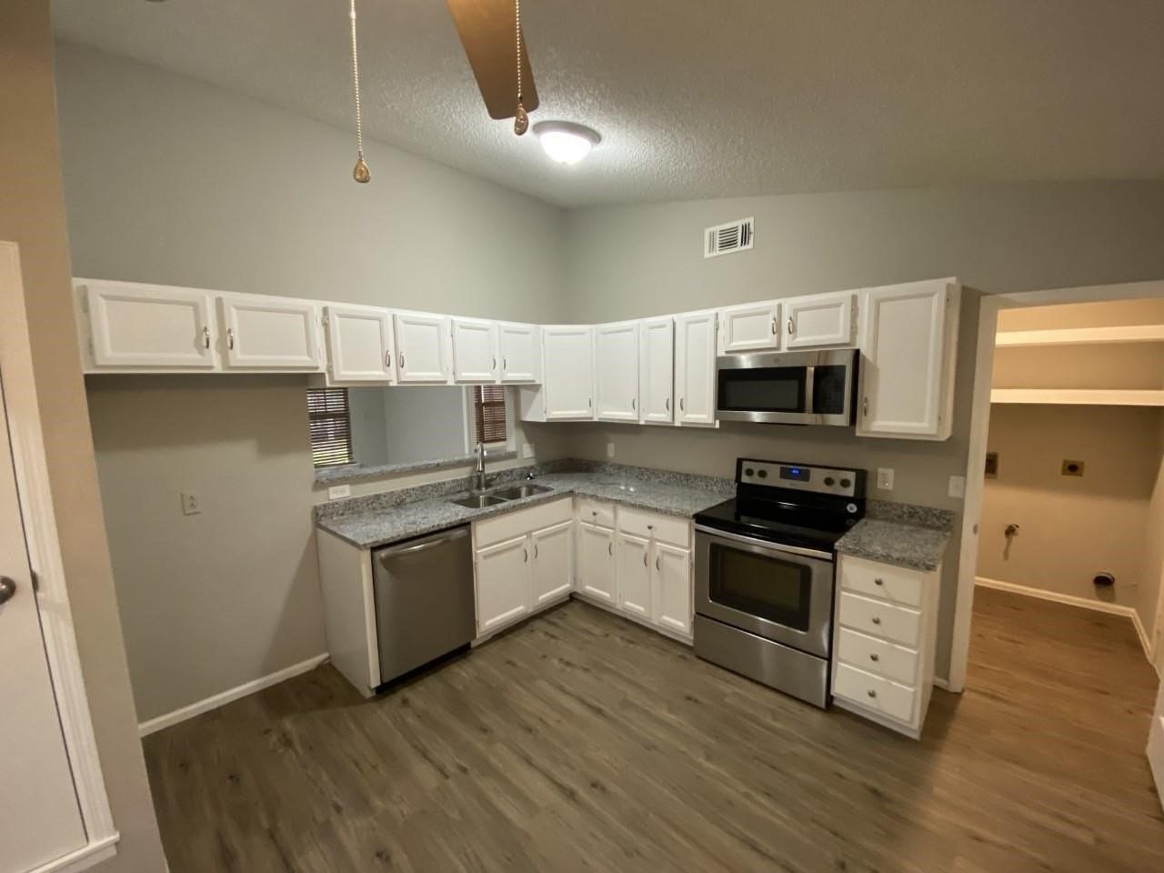 1105 Montclair Dr - Photo 4 of 13